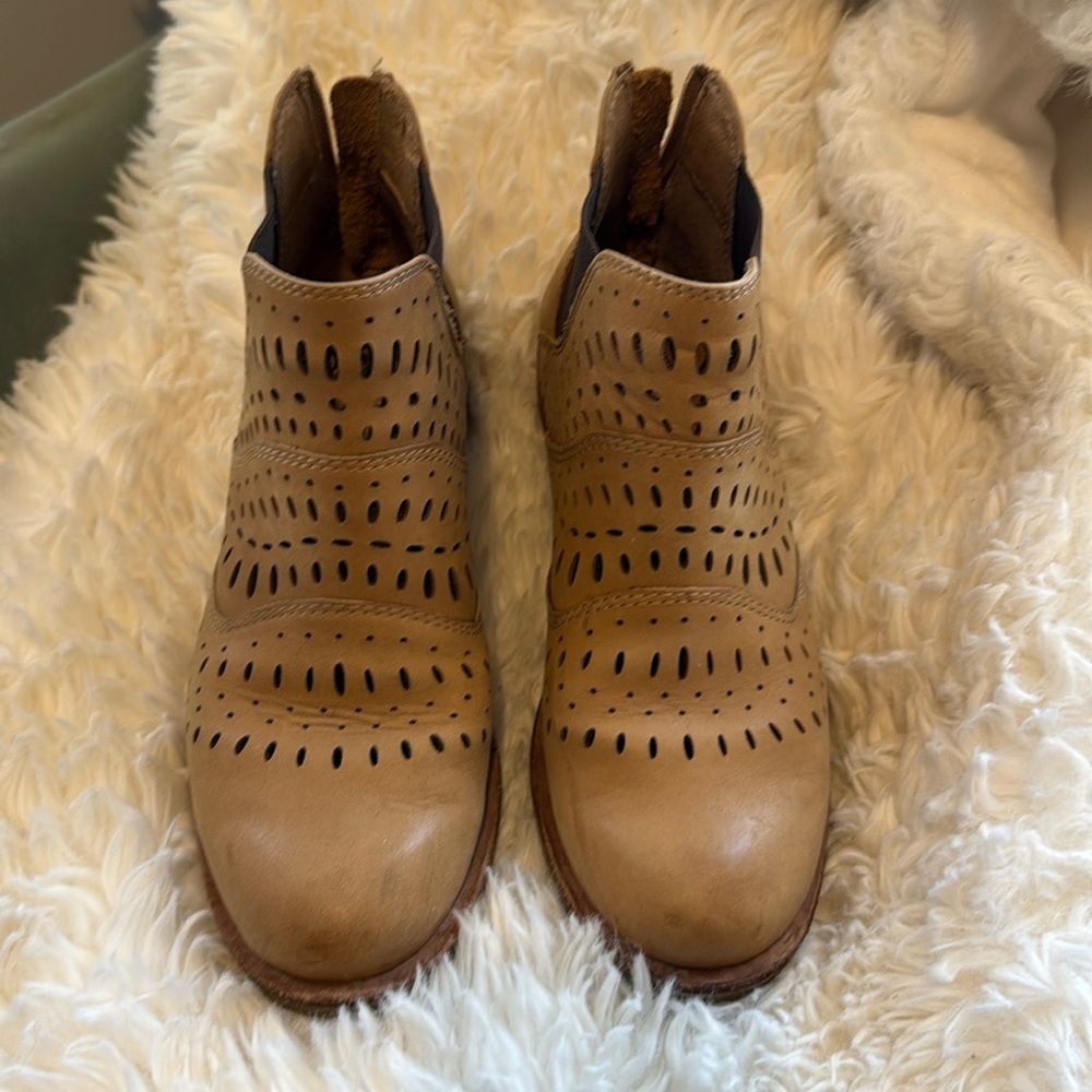 Low boots